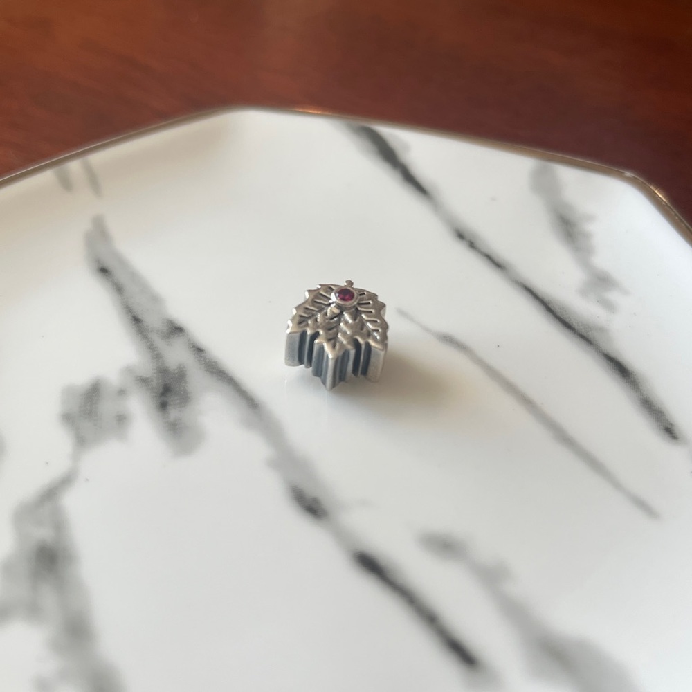 Pandora Canadian Maple Leaf Charm - Picture 4 of 4